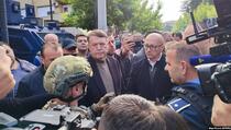 Srbi koji protestuju u Zvečanu došli do ulaza zgrade opštine, policija blokira ulaz