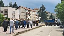Srbi sprečavaju policajce da uđu u zgrade opština