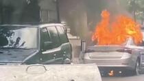 U Zvečanu demonstranti spalili policijski automobil