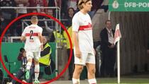 Bizarna scena u Njemačkoj: Igrač Stuttgarta usred meča otrčao u WC i nije se ni vratio
