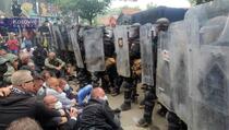 Zvečan: Bačeno više od 30 šok bombi, Policija Kosova puca iz vatrenog oružja