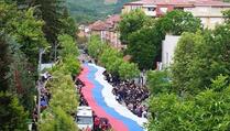 Nastavljaju se protesti Srba, u Zvečanu razvijena zastava Srbije