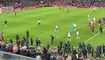 Varane postrojio igrače Uniteda nakon sramotnog poraza od Liverpoola