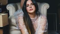 Lana Del Rey nakon uvredljivih komentara na račun kilaže ponosno istaknula noge