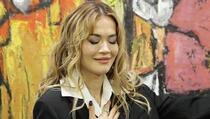 Rita Ora za rođendan stigla na Kosovo, zbog poteza po izlasku iz aviona je u centru pažnje