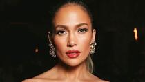 Jennifer Lopez u izazovnoj kombinaciji privlačila poglede: Asimetrični dekolte u prvom planu