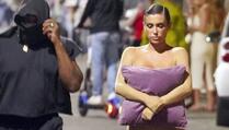 Supruga Kanyea Westa prošetala sa jastukom preko grudi