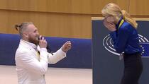 Nesvakidašnji slučaj u Evropskom parlamentu: Estonac zaprosio djevojku u punoj sali