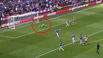 Reprezentativni golman Engleske primio rijetko viđen gol pa na kraju spasio Everton