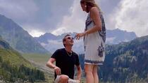 Romantična prosidba u švicarskim planinama pretvorila se u komediju zbog neočekivanog gosta