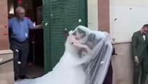 Urnebesni snimak vjenčanja postao hit, čovjek "tjerao" mladence iz crkve