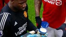 Fanovi primijetili čudan detalj: Zašto je golman Uniteda vazelinom mazao rukavice