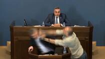 Tuča u parlamentu Gruzije, lider opozicije napao člana vlade