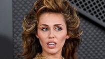 Miley Cyrus nije mogla sakriti razočaranje kad je vidjela opremu fotografa na crvenom tepihu