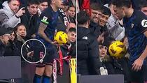 Neviđeno: Navijač stavio prst u zadnjicu nogometaša Seville dok je izvodio aut