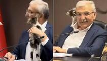 Snimak koji će vas raznježiti: Preslatka mačka "ometala" turskog političara tokom sastanka