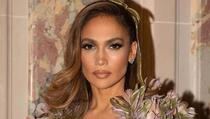 Zbog haljine Jennifer Lopez tjelohranitelj nije mogao skrenuti pogled, glumica blistala u Parizu