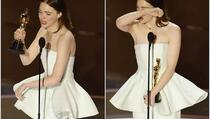 Uplakana Emma Stone prilikom preuzimanja Oscara otkrila da ima problem s haljinom: Potrgala se