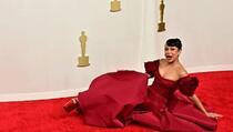 Liza Koshy pala je na crvenom tepihu na dodjeli Oscara, spotakla se na štiklama s visokom platformom