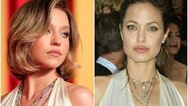 Seks simbol Sydney Sweeney zablistala u kreaciji koju je Angelina Jolie nosila prije 20 godina