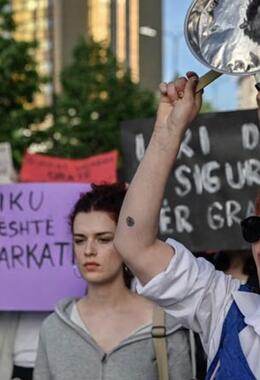 Femicid na Kosovu: Posljedica patrijarhalnog društva i sistema koji radi u korist zlostavljača
