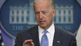 Joe Biden zabunom pokazao novinarima pogrešan papir