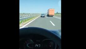 Bahati kamiondžija ne skida nogu s gasa: Juri 150 km/h i ne da nikom ispred sebe