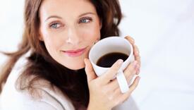 Stručnjaci objasnili šta se događa sa organizmom ako kafu pijete odmah nakon buđenja