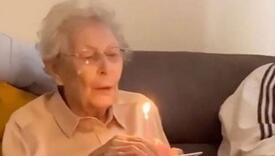 Starica iznenadila porodicu bizarnom rođendanskom željom dok je puhala svijeću