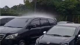 Kiša pada po samo jednom automobilu na prepunom parkingu