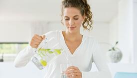 Pet ideja koje će vam pomoći da dnevno popijete osam čaša vode