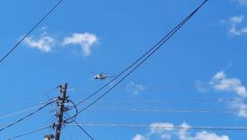 Helikopter Kfora nadleće barikadu iznad Rudara kod Zvečana