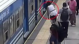 "Ne znam kako sam živa": Kada vidite snimak žene koja pada pod voz, i vi ćete se zapitati isto