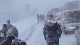 Istanbul: Hiljade ljudi tokom noći zavejani u snježnoj oluji