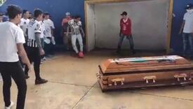 Kovčeg sa tijelom ubijenog mladića donijeli na teren, nakon gola, svi skočili na njega