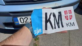 Mitrovica: Tablice RKS oznaka prelepljene stikerima KM i srpskim grbom