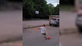 Dječak šutirao loptu i postao hit na internetu: Pogledajte njegov nesvakidašnji potez