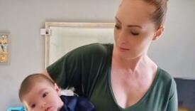 Mama pokazala trik kako da beba prestane plakati, drugi roditelji oduševljeni: Ovo stvarno radi