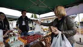 Normalizacija života u Buči: Otvaraju se pijace, kafići, restorani i supermarketi