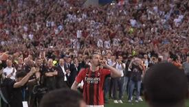 Ibrahimović sa zapaljenom kubankom izašao na dodjelu trofeja i izazvao ludnicu na tribinama