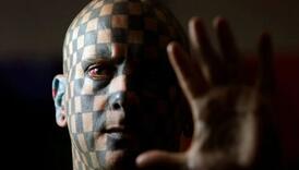 Muškarac s 848 tetoviranih kvadrata na tijelu otkrio kako je kihao crnu tintu