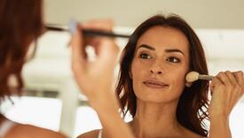 Ove greške koje pravite dok se šminkate čine vas starijim