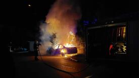 U Vučitrnu potpuno izgorjelo šest automobila