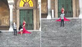 Turistkinja se ispred katedrale slikala gola: Stanovnici u šoku