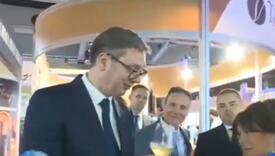 Skandal predsjednika Srbije: Pogledajte kako se pijani Vučić odnosi prema svojoj savjetnici