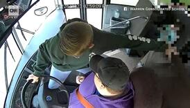 Dječak uspio zaustaviti pun školski autobus nakon što je vozač izgubio svijest