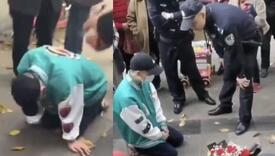 Muškarac u Kini 21 sat klečao ispred ureda bivše djevojke moleći za oprost