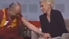 Nakon što je Dalaj Lama šokirao svijet svojim postupkom, pojavio se snimak na kojem pipka Lady Gagu