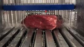 Pogledajte snimak koji pokazuje kako se u fabrikama "pumpa" meso da bude veće i ukusnije