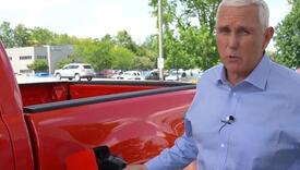 Američki kandidat za predsjednika Mike Pence ismijan zbog videa na kojem "toči gorivo"